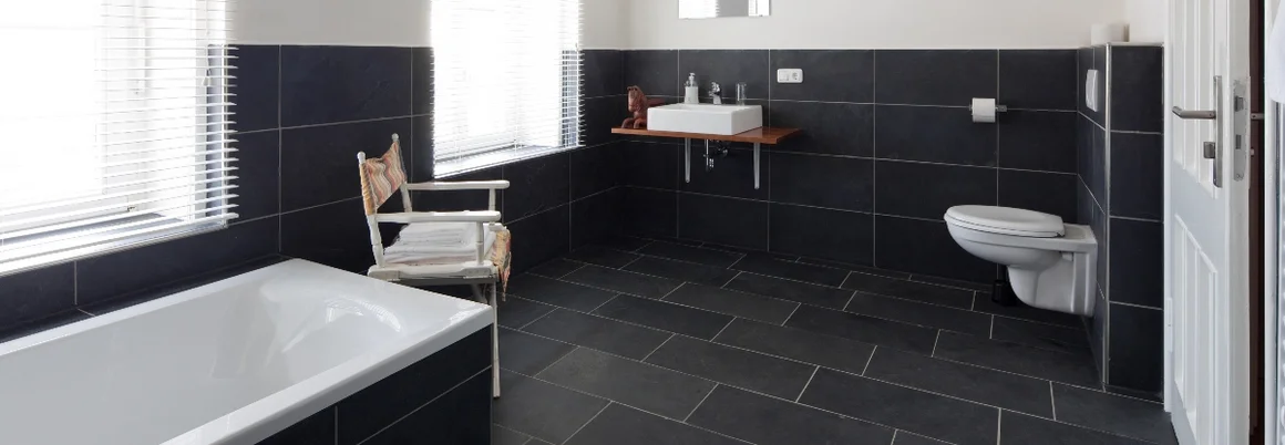 Modernes Badezimmer mit schwarzen Fliesen
