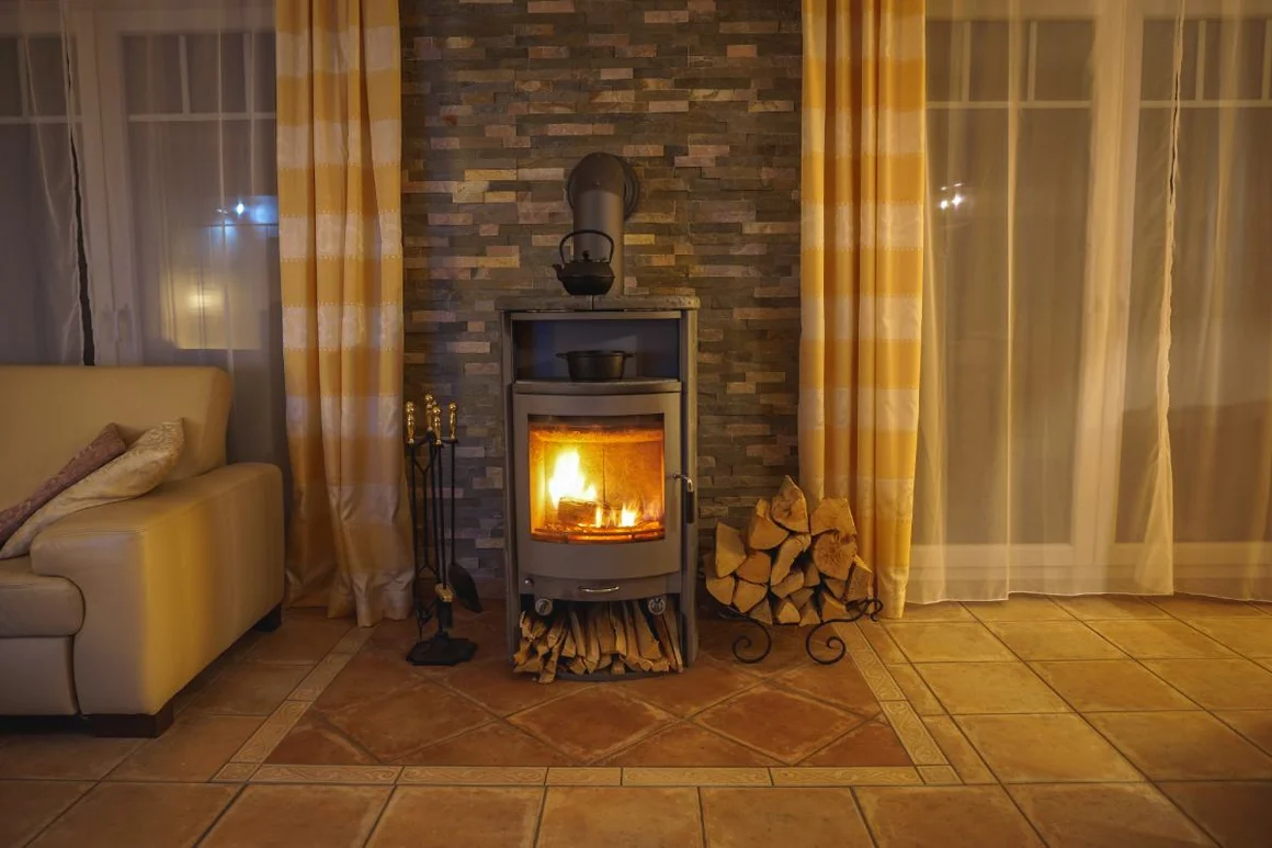 Brennender Kaminofen mit Kaminbesteck