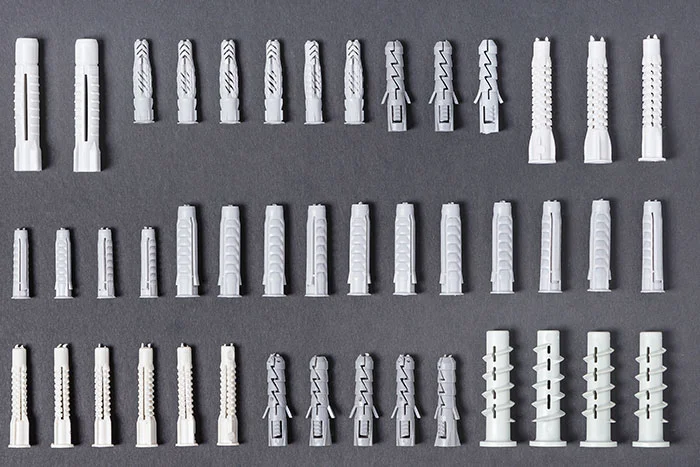 Verschiedene Dübel auf grauem Hintergrund