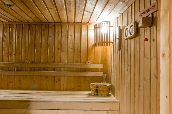 Leere Sauna mit Holzeimer und Kelle