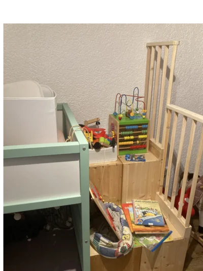 Hochbett mit Rausfallschutz und Spielzeug