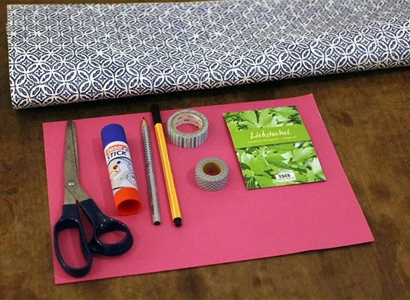 Bastelmaterial auf einem Tisch