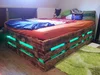 Bett aus Paletten mit grüner Beleuchtung