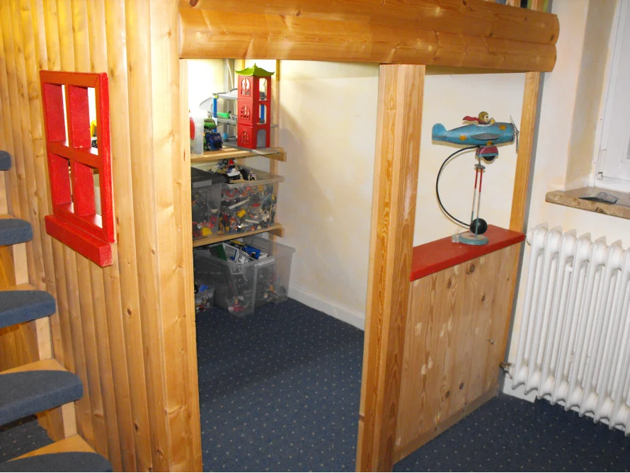 Ein Spielbereich unter einer Hochbettaufbau