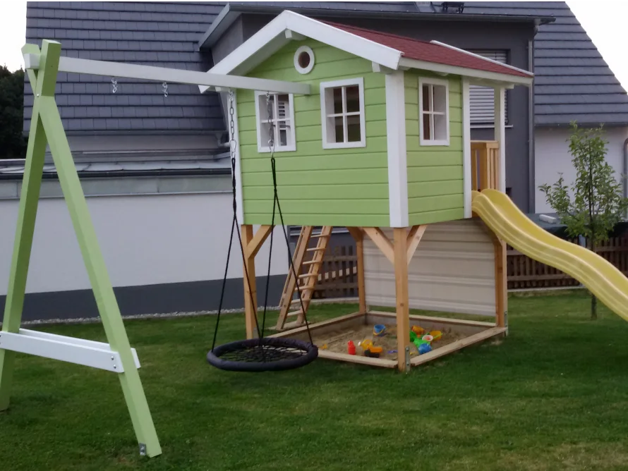 Spielhaus mit Rutsche und Schaukel