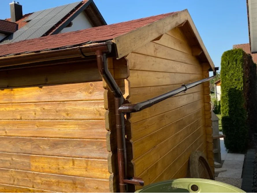 Gartenhaus aus Holz mit Dachrinne