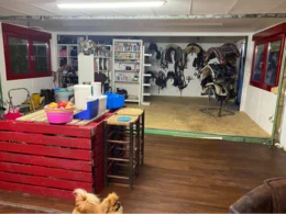 Unordnung in einem Pferdestall