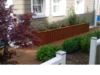 Holzblumenkasten an Hauswand mit Pflanzen
