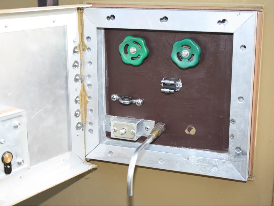 Metalltür mit Bedienelementen