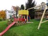 Spielplatz mit Rutsche und Schaukel