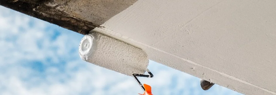 Decke wird mit Rolle gestrichen