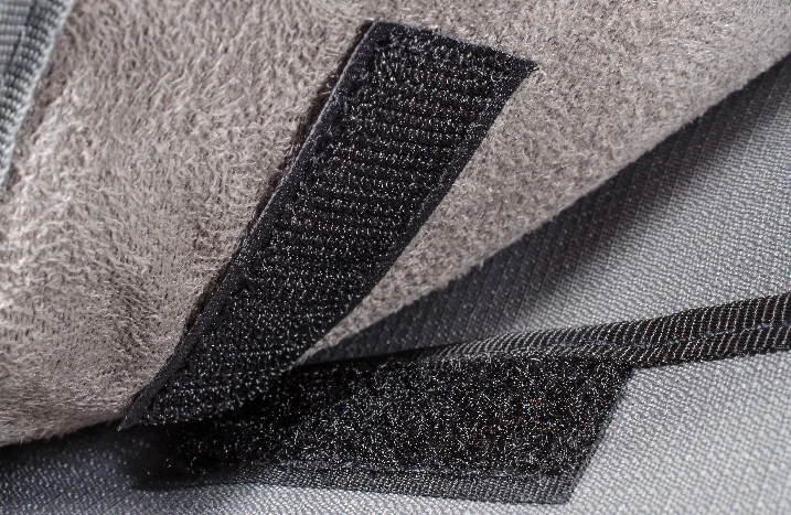 Ein Klettverschluss auf einem grauen Stoff.