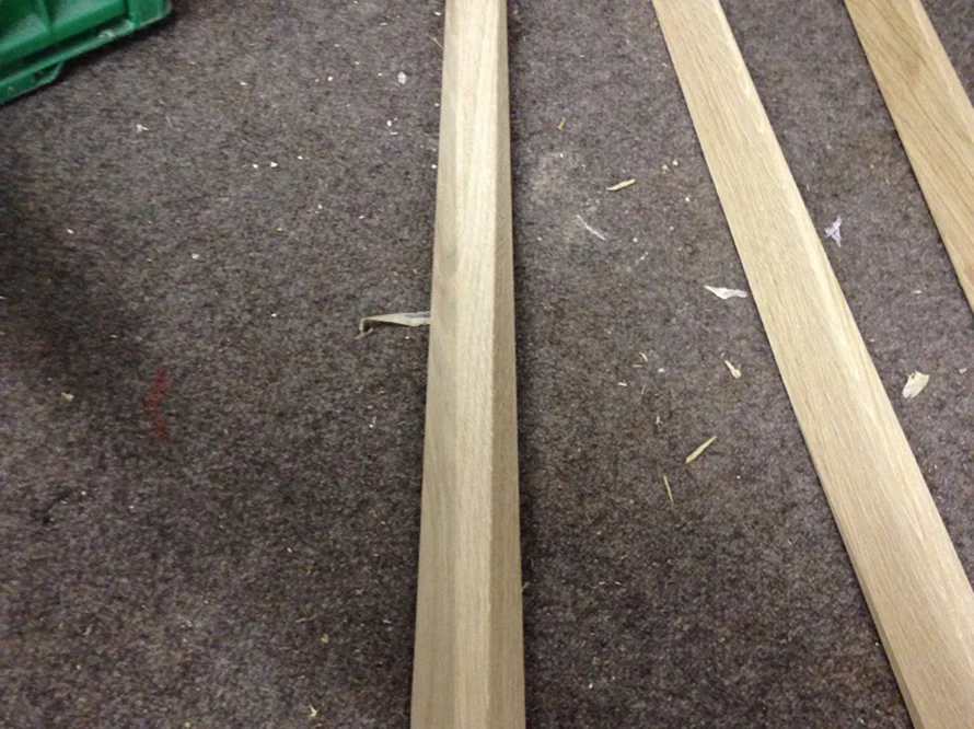 Drei Holzlatten auf einem Teppich