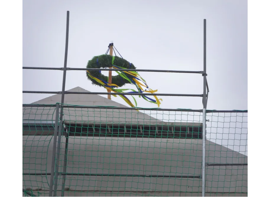 Richtkranz an einem Baugerüst