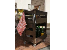 Rollwagen aus Holzkisten mit Getränken