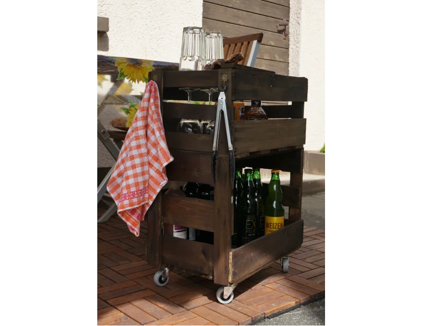 Rollwagen aus Holzkisten mit Getränken