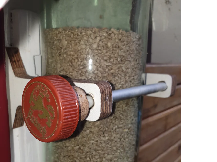 Vogelfutterhaus aus Glasflasche