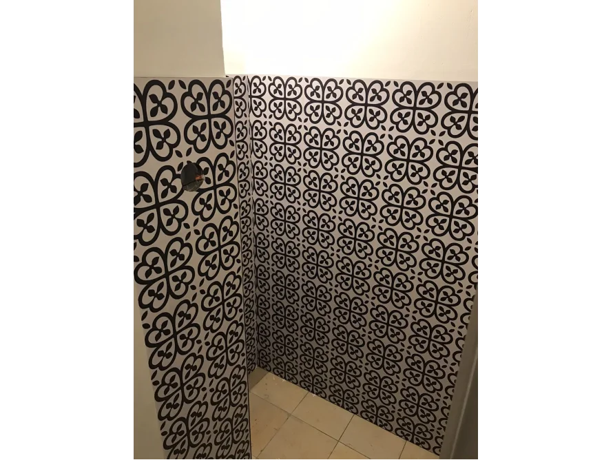 Schwarz-weiße Fliesen mit Blumenmuster