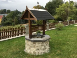 Brunnen aus Stein mit Holzdach