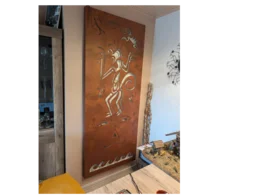 Rostige Metallwanddeko mit Tiermotiv