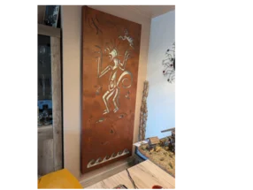 Rostige Metallwanddeko mit Tiermotiv