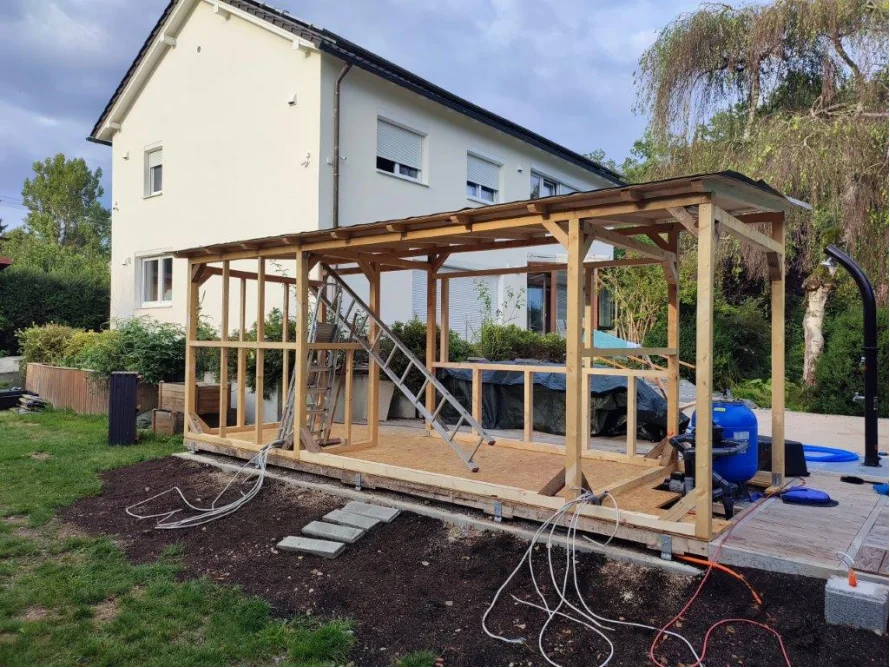 Holzgerüst eines Gartenhauses im Bau