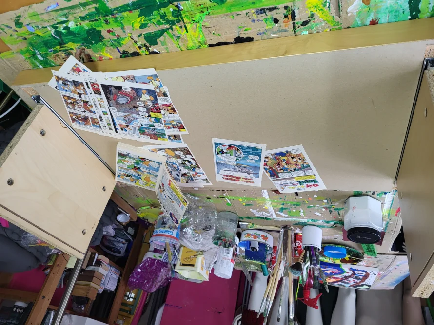 Zeichenbrett mit Comics und Malsachen
