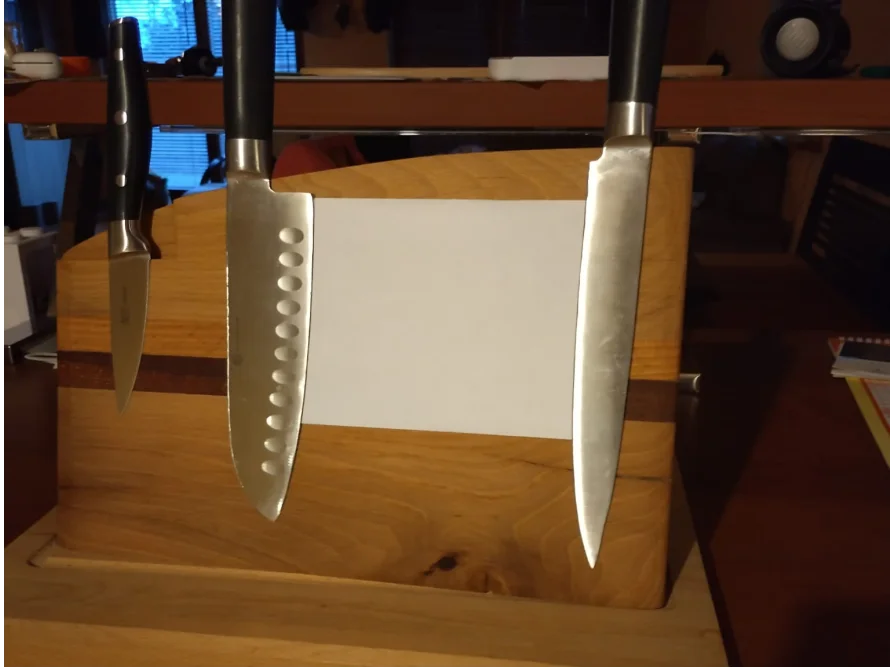 Drei Messer auf einem Messerblock