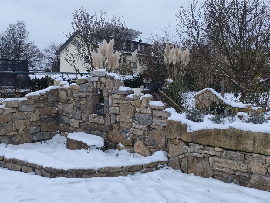 Steinmauer im Schnee