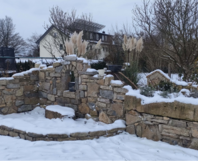 Steinmauer im Schnee