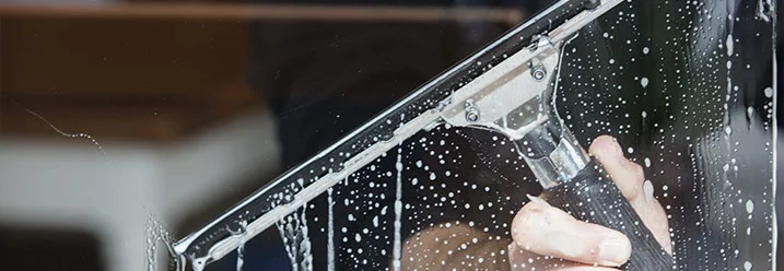 Fenster wird mit Abzieher gereinigt