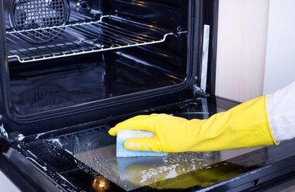 RT Kueche reinigen Backofen putzen 20 40 717x467 Backofen wird gereinigt