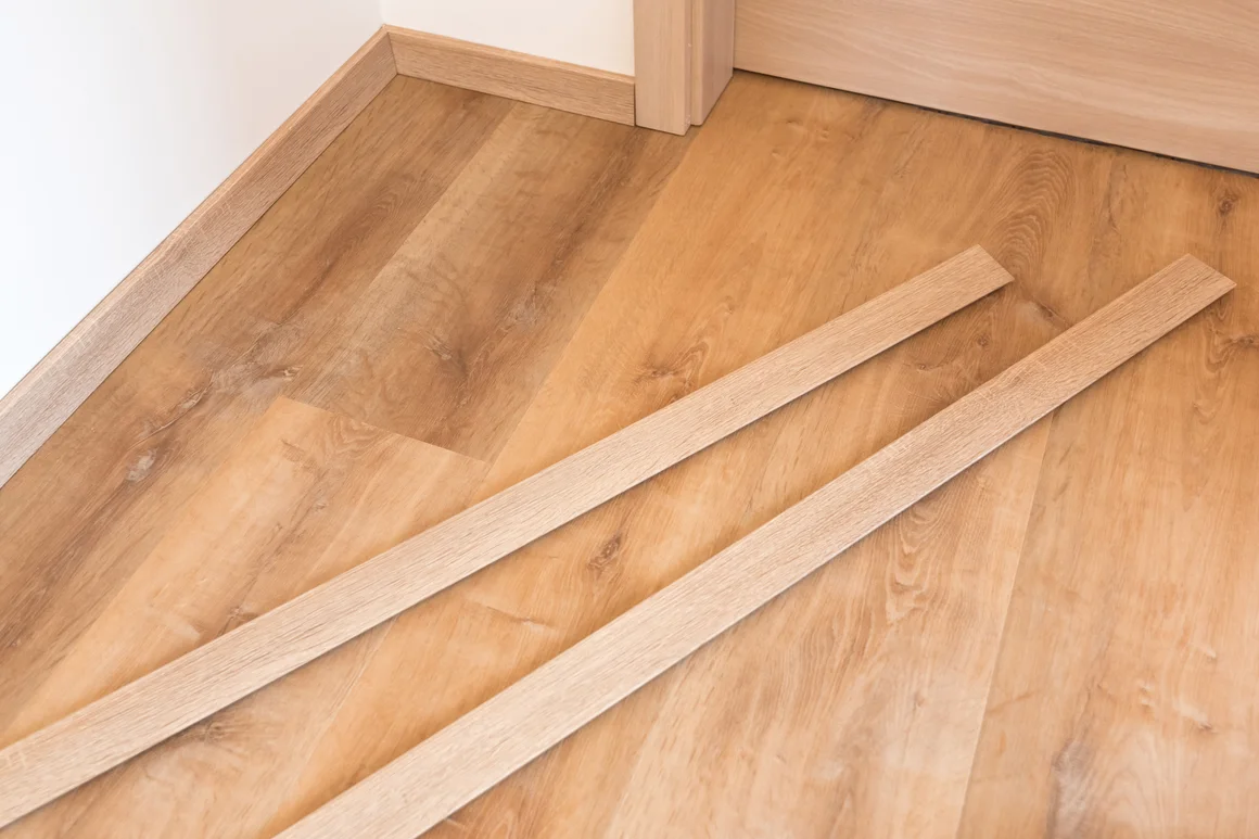 Holzdielen auf hellem Holzboden