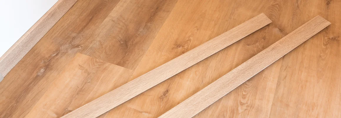 Holzdielen auf hellem Holzboden