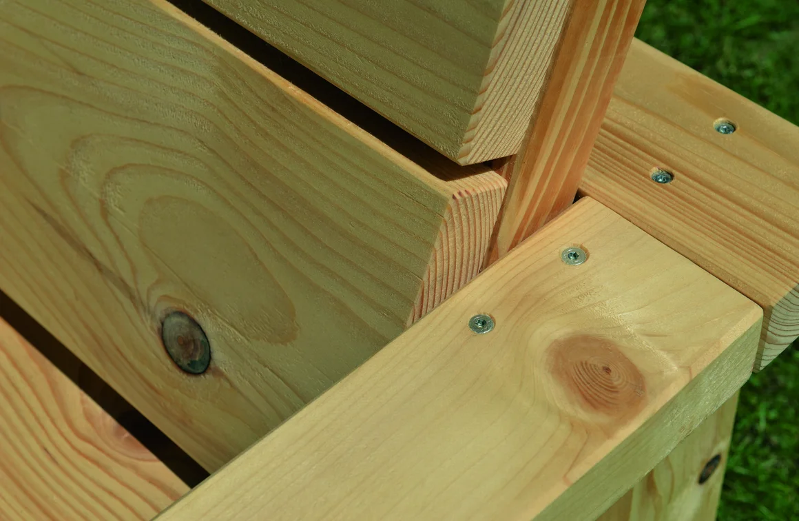 Holzbalken mit Schrauben