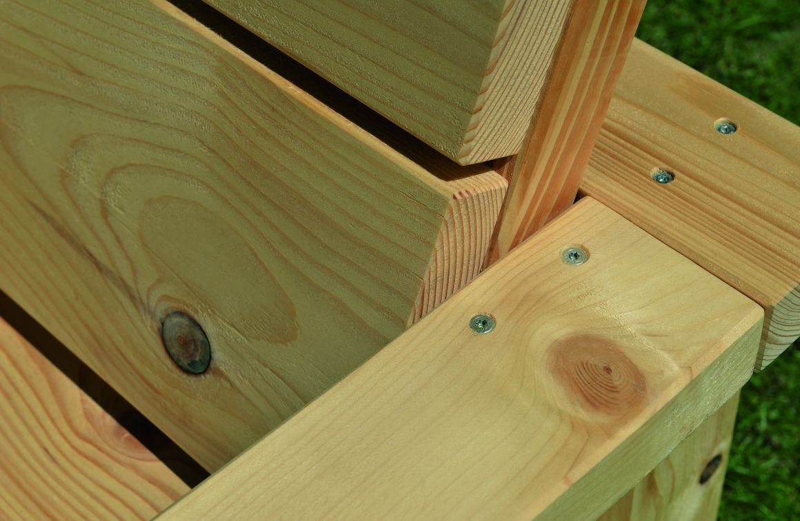 Holzbalken mit Schrauben