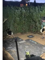 Holzterrasse mit Baulampe und Konstruktionsholz