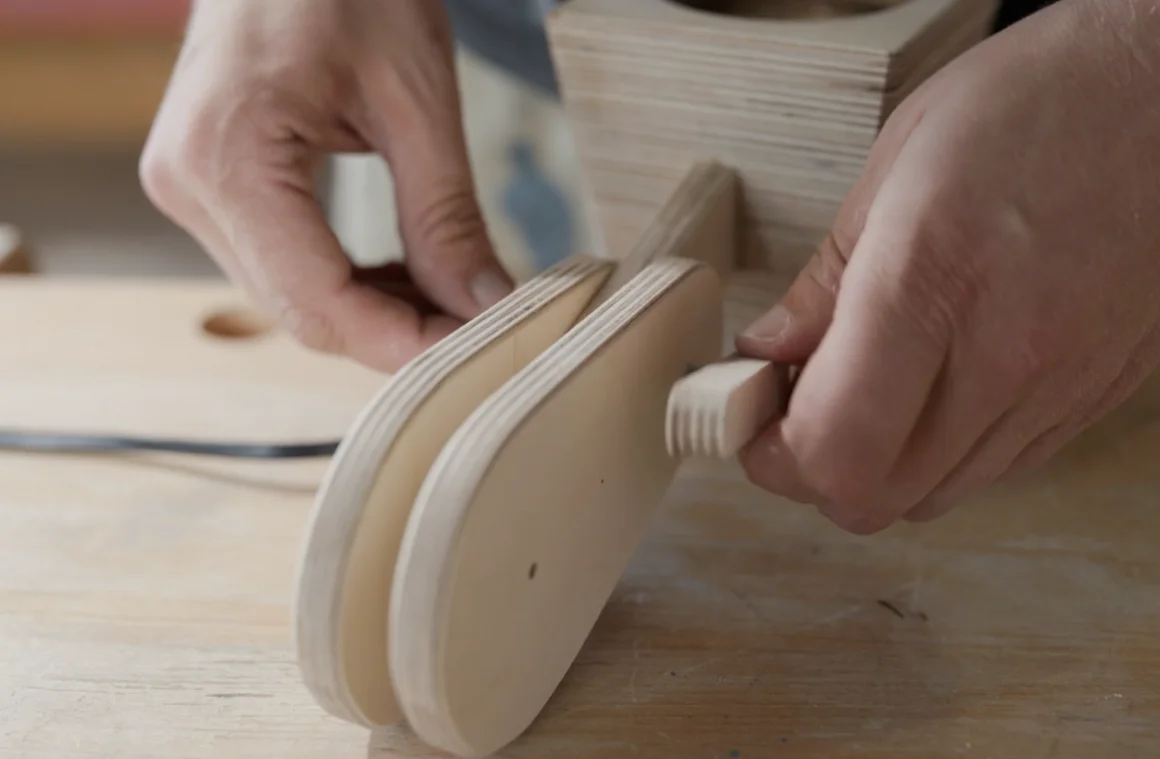 Hände bauen Nachttischlampe aus Holz