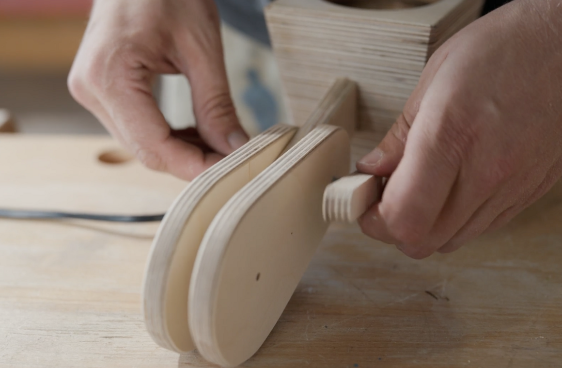 Hände bauen Nachttischlampe aus Holz