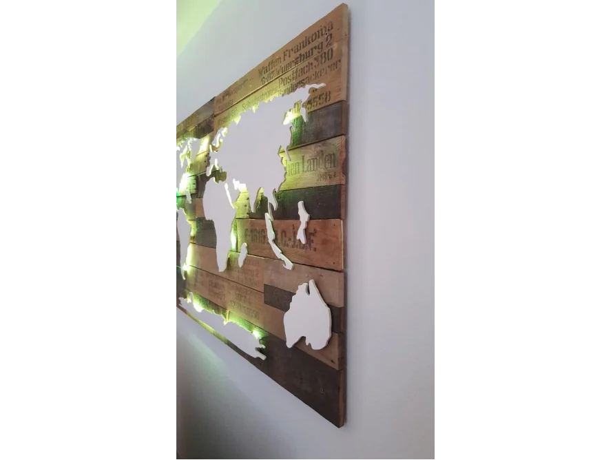 Beleuchtete Weltkarte aus Holz