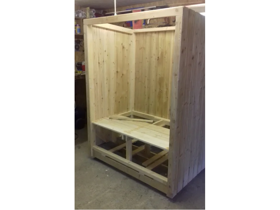 Holzgerüst eines Gartenhauses