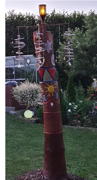 Bemalter Holzstamm mit Lampe