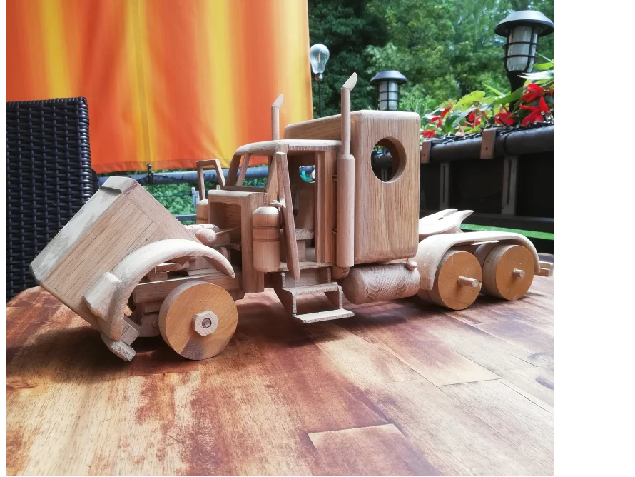 Spielzeug-Lastwagen aus Holz