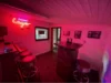 Bar mit roter Beleuchtung