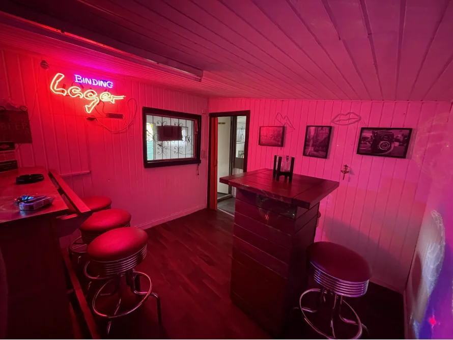Bar mit roter Beleuchtung