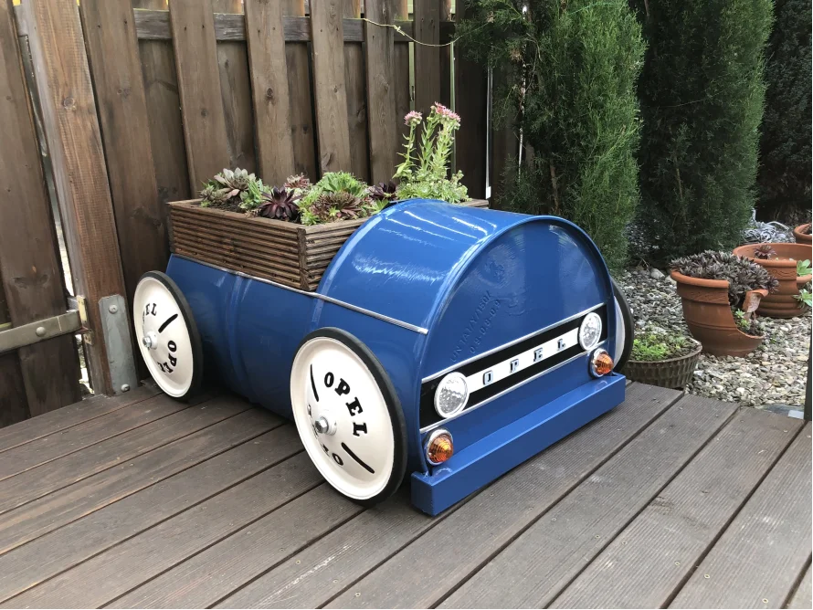 Blauer Blumentopf in Autoform