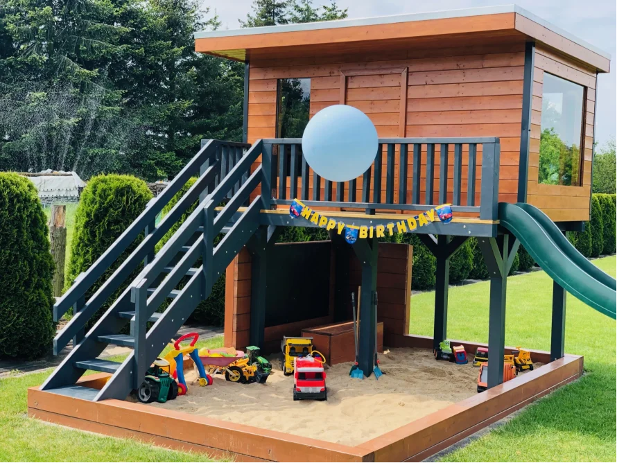 Spielhaus aus Holz mit Rutsche und Sandkasten
