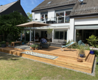 Holzterrasse mit Gartenmöbeln