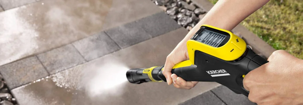 Person reinigt Boden mit Hochdruckreiniger