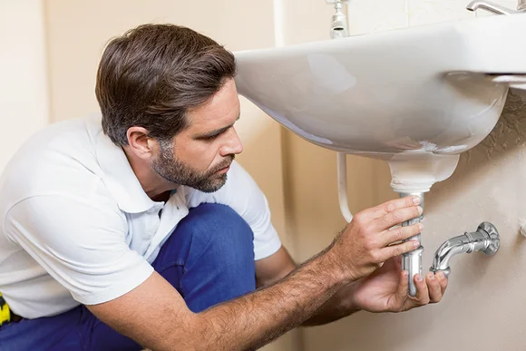 Person repariert Siphon